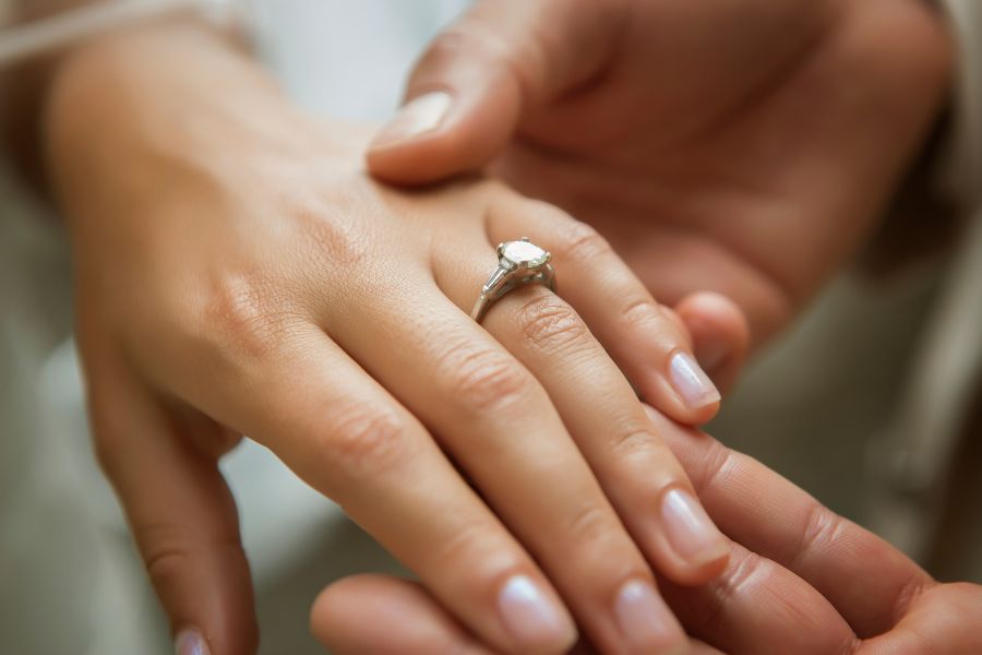 Jaki kamień w pierścionku zaręczynowym jest najładniejszy?